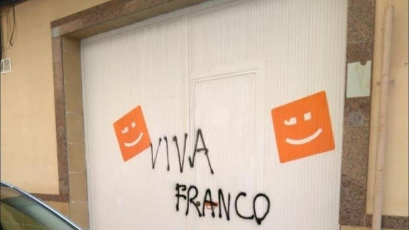 Pintada a la seu de Compromís a la Pobla de Vallbona