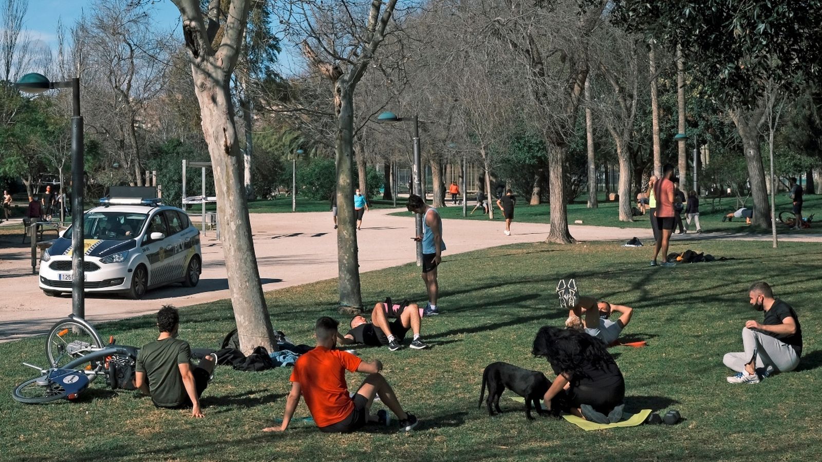 Un grup de joves, en l'antic llit del Túria, en una imatge del cap de setmana