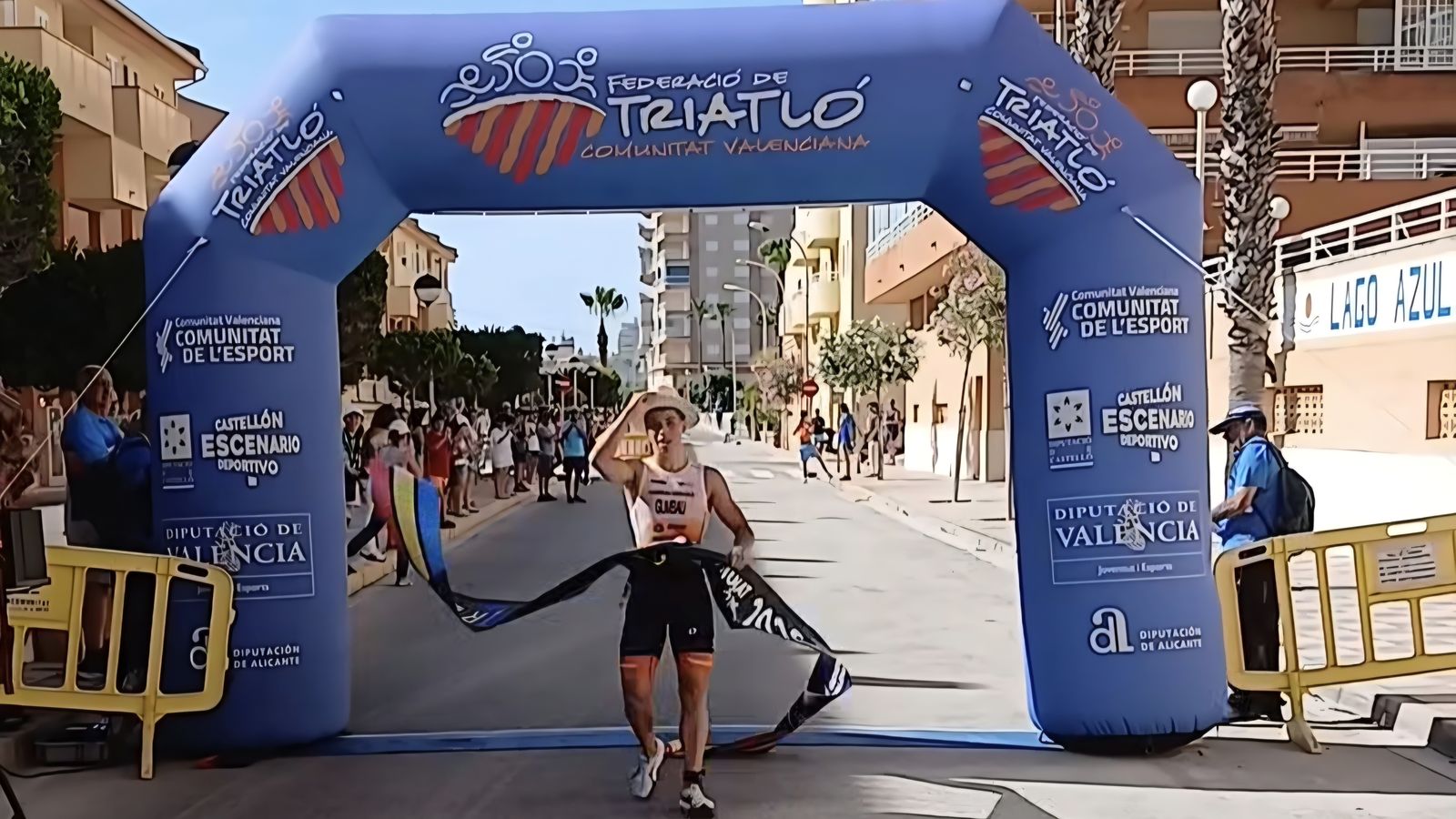 Un banc de meduses causa picades a triatletes a Tavernes de la Valldigna