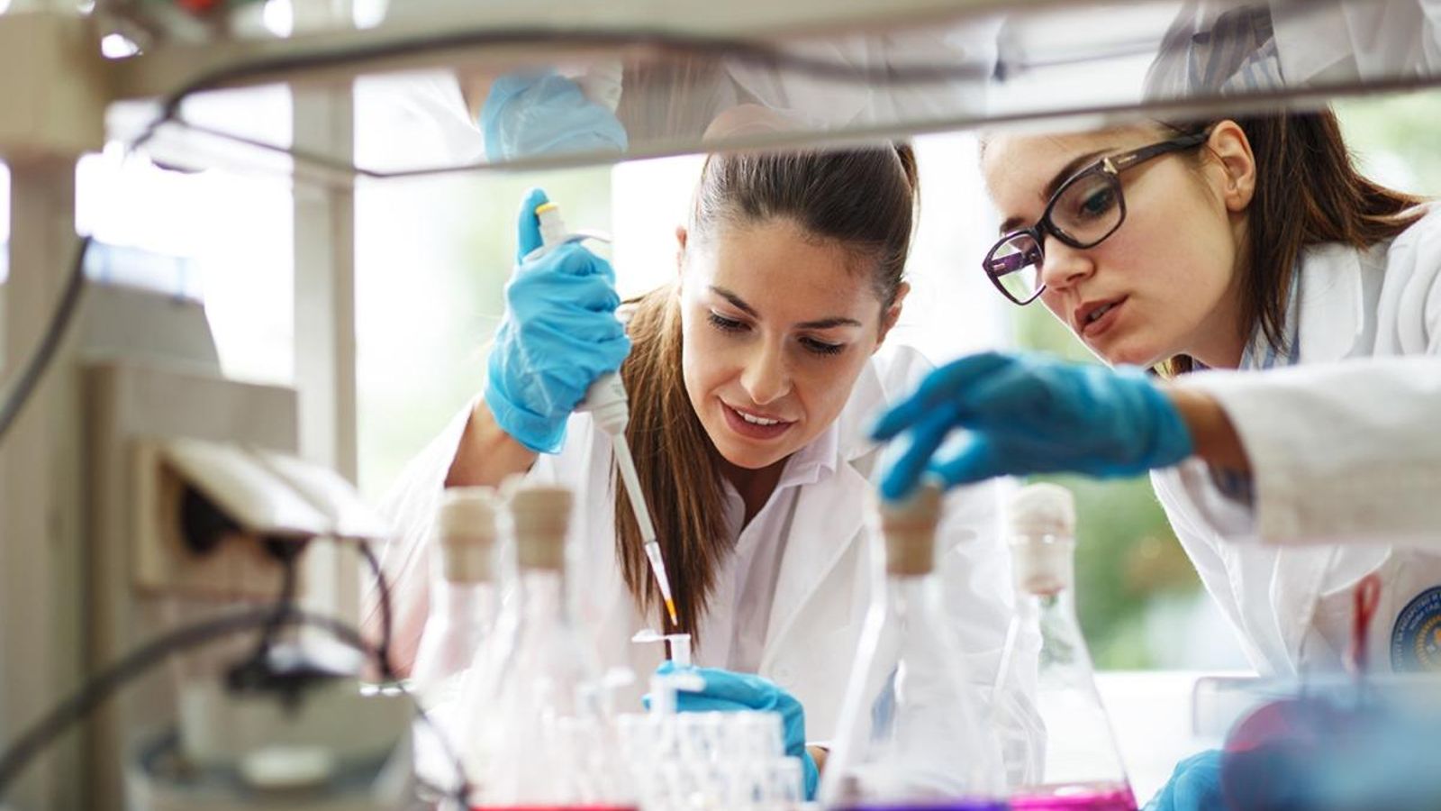 Dues investigadores de la farmacèutica Janssen, de Johnson & Johnson