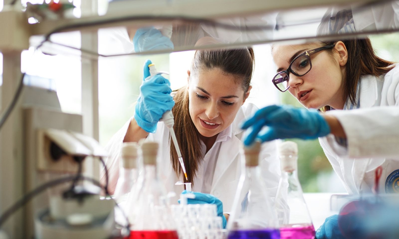 Dues investigadores de la farmacèutica Janssen, de Johnson & Johnson