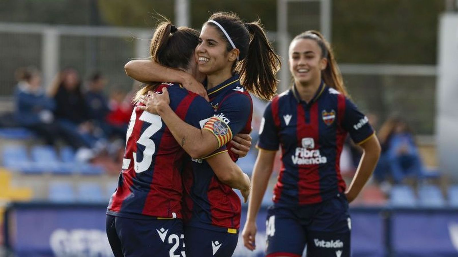 Les jugadores del Llevant celebren un dels gols