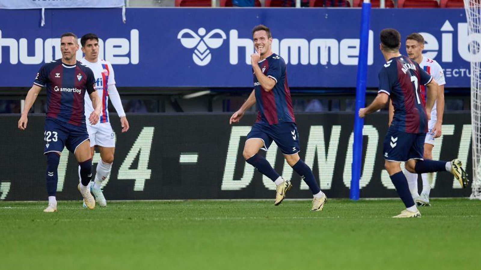 Jon Bautista celebre un gol contra el CD Eldense