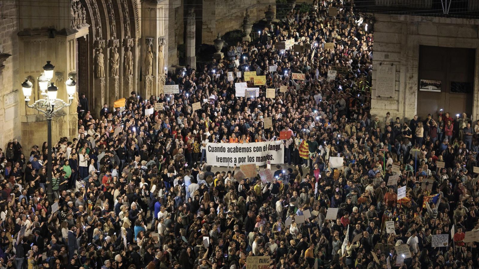 La manifestació al centre històric de València
