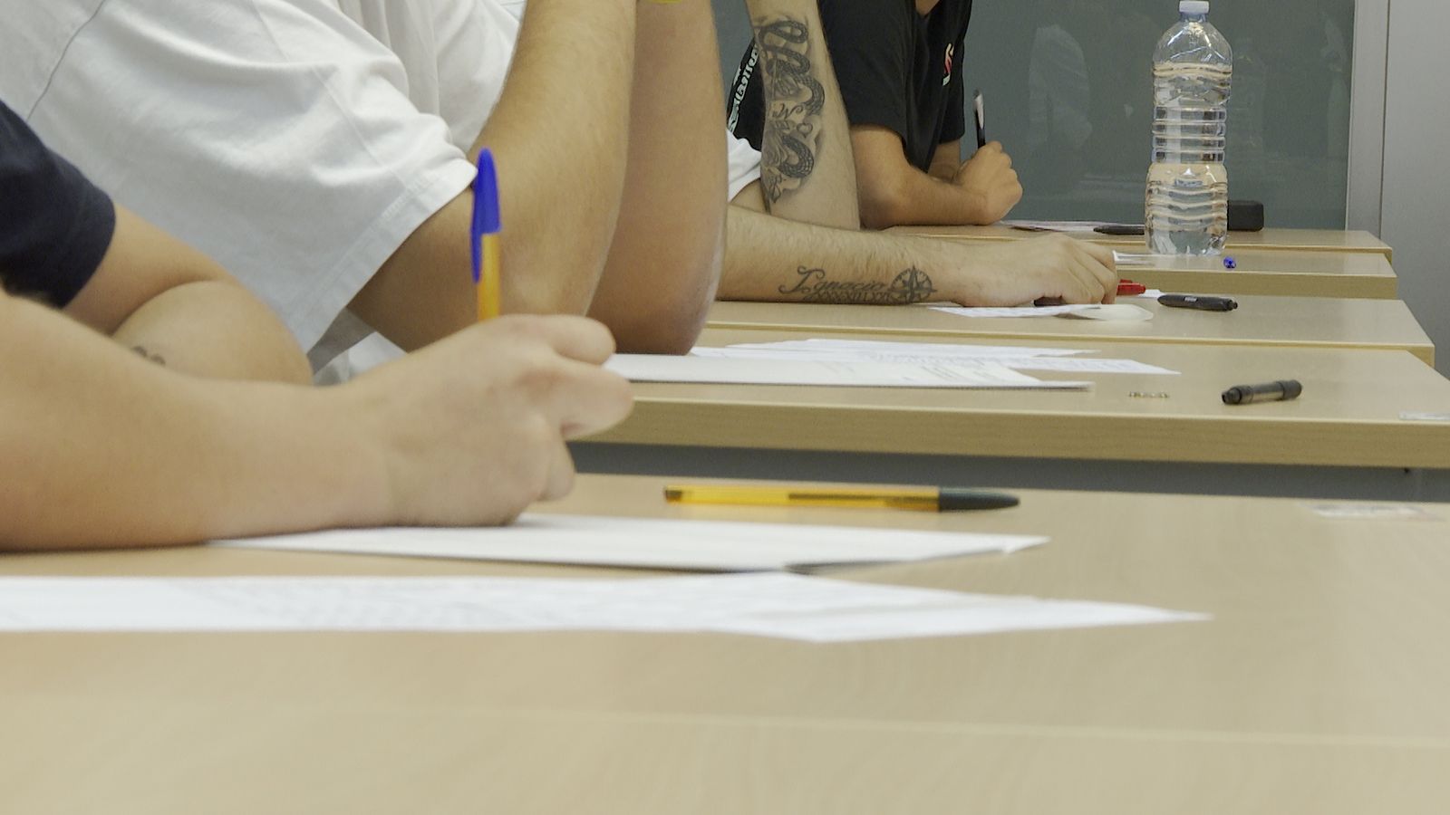 Imatge d'arxiu d'un exàmen de la convocatòria extraordinària de la PAU 2026 a la Comunitat Valenciana