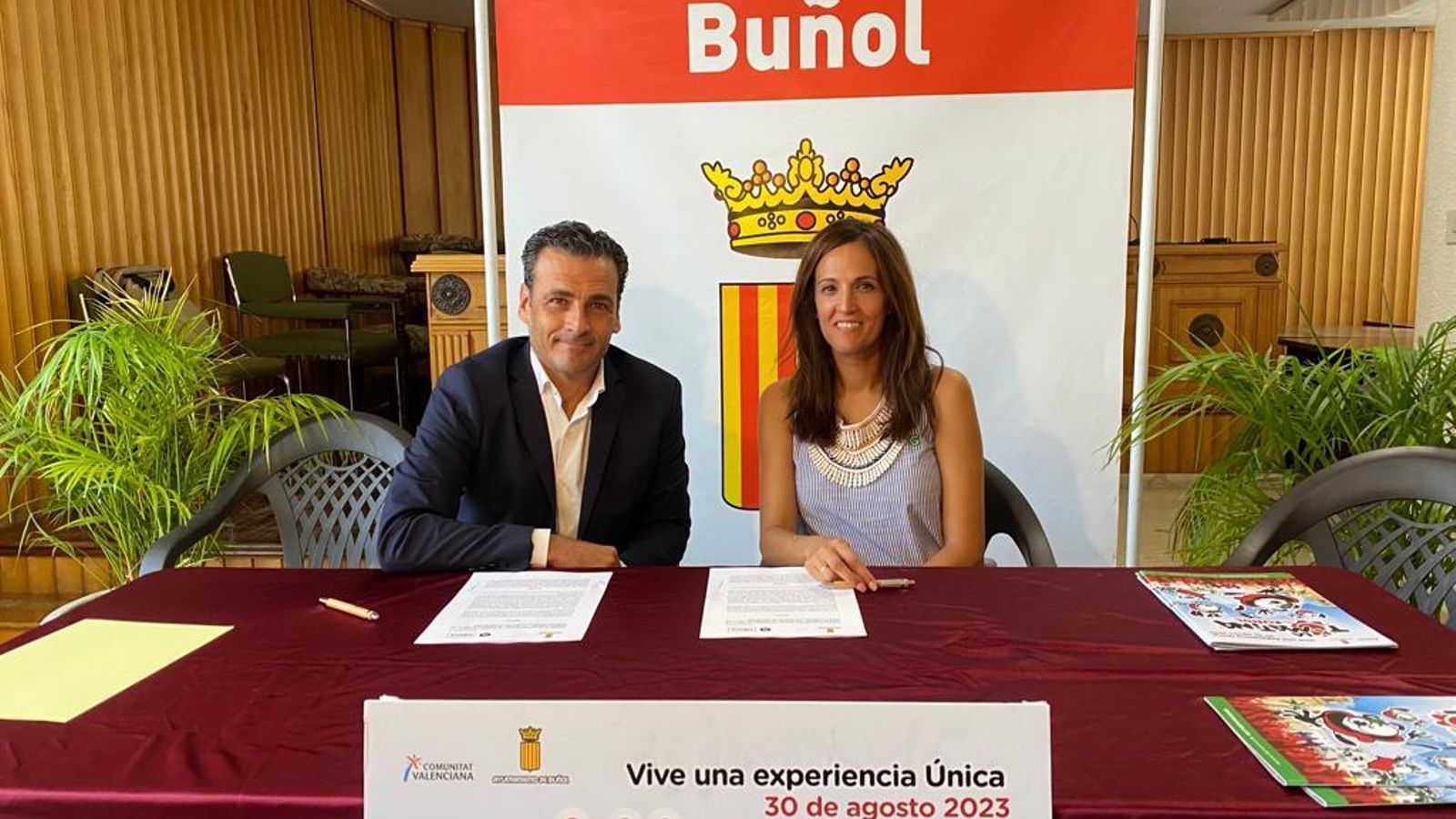 El director general d’À Punt, Alfred Costa, i l’alcaldessa de Bunyol, Virginia Sanz firmen el conveni