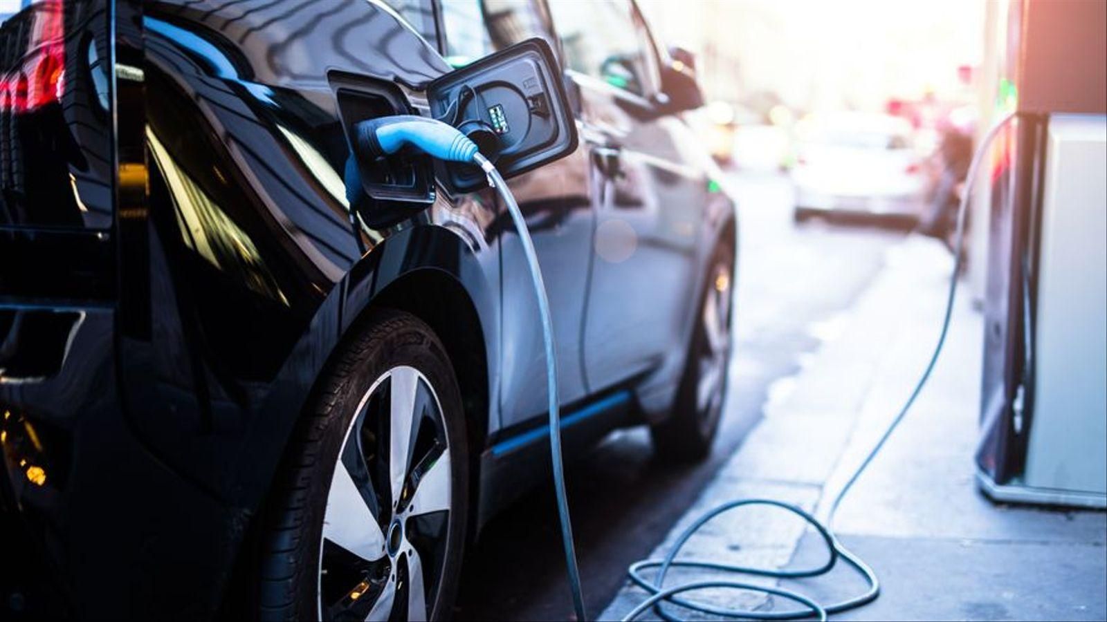 Un vehicle elèctric mentre carrega la bateria