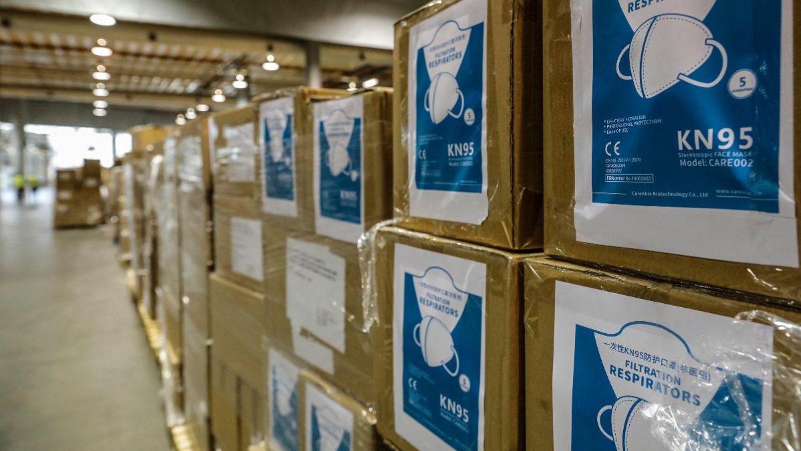 Caixes de material sanitari que ha adquirit la Generalitat i està emmagatzemat a Fira València per si hi ha una nova onada de Covid-19