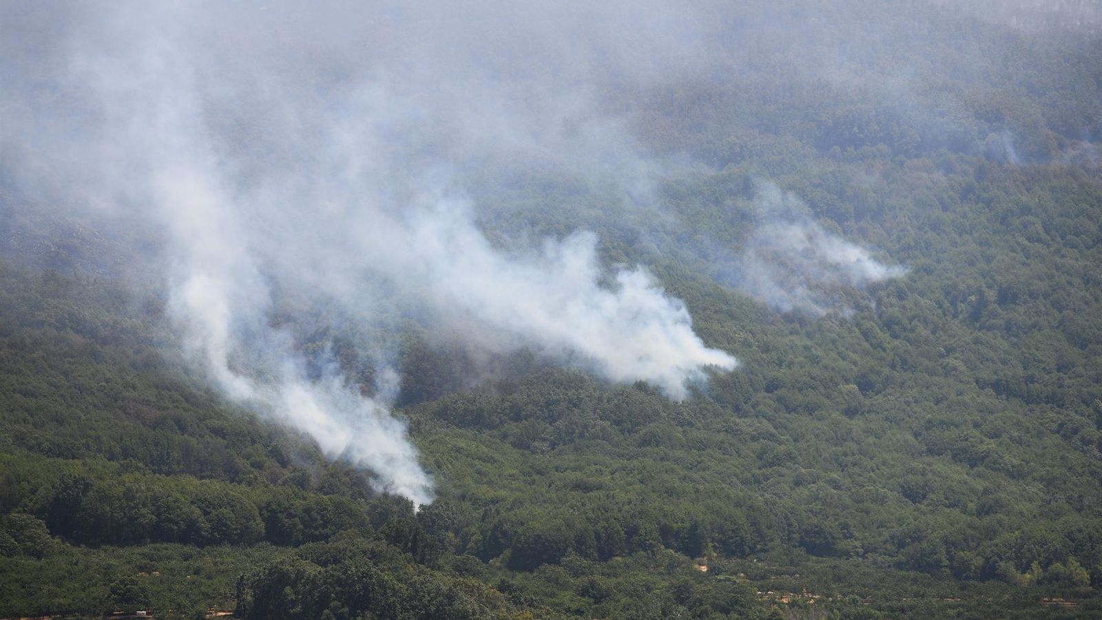 Imatge del fum produït per l'incendi al Valle del Jerte