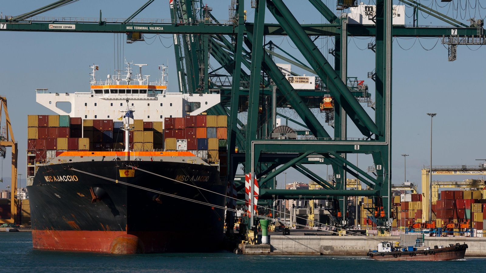 Un barco de mercaderies atracat al port de València aquest dijous