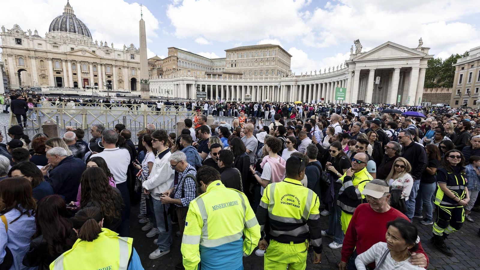 Milers de persones han fet cues de diverses hores per a entrar el temple del Vaticà i retre l'últim homenatge al pontífex argentí