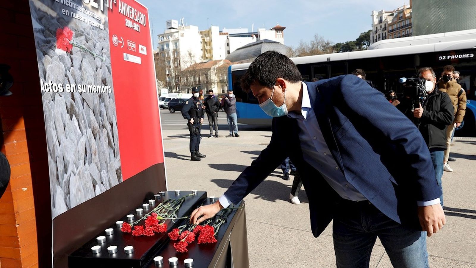 Un diputat de Més Madrid a l'Assemblea deposita flors en l'acte organitzat per l'Associació 11M-Afectats pel Terrorisme