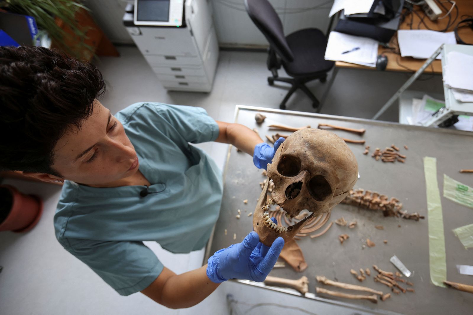 Treballs d'identificació de cadàvers en un laboratori forense de Bòsnia