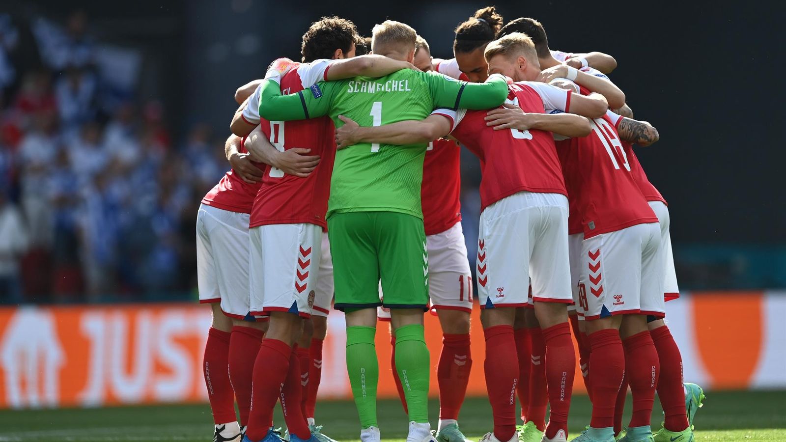 Els jugadors de Dinamarca fan rogle abans de començar el partit