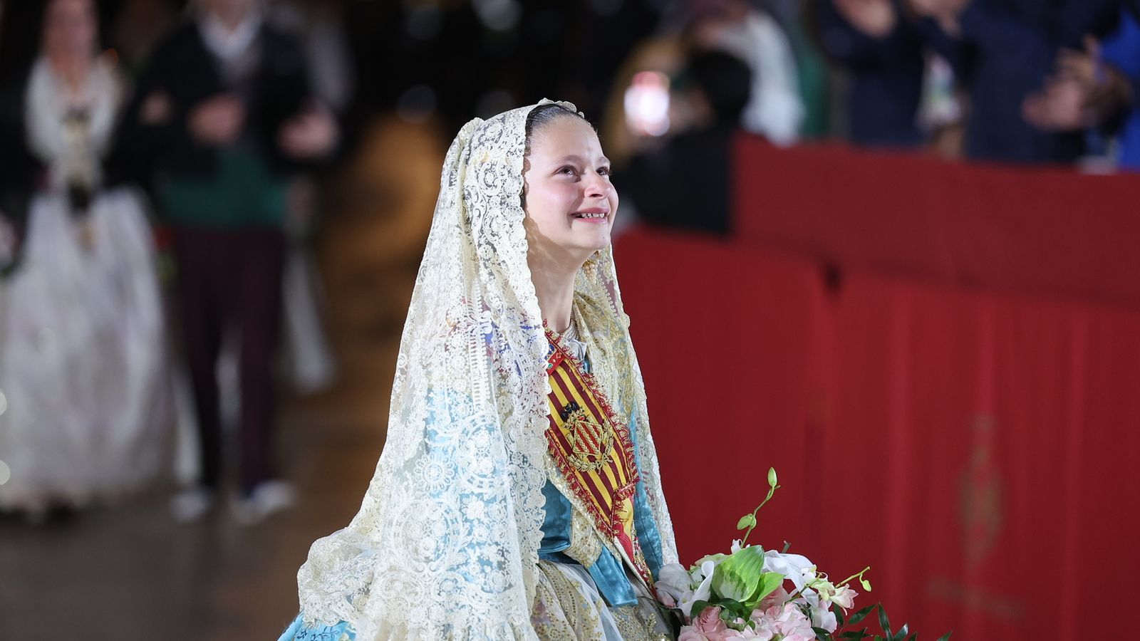 Marta Mercader, fallera major infantil de València 2026, ofrena el ram a la Mare de Déu