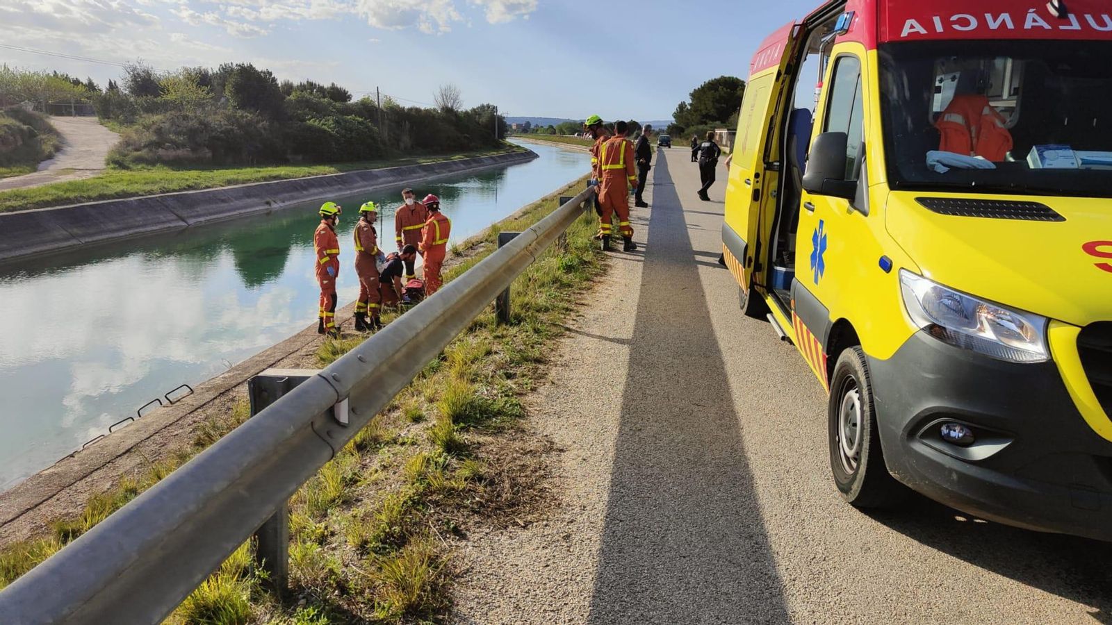Imatge dels efectius d'emergències al canal al qual va caure el xiquet