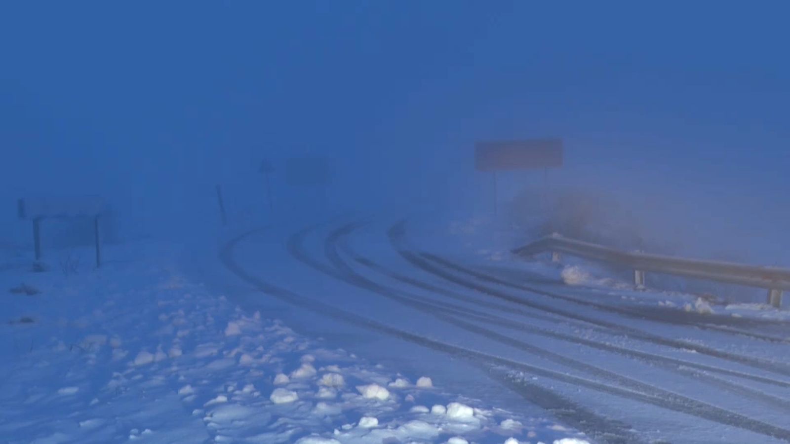 Un dels trams completament nevats al port de Torre Miró