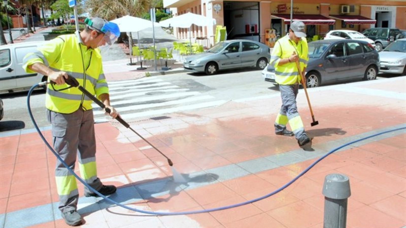Uns operaris, treballant en el carrer