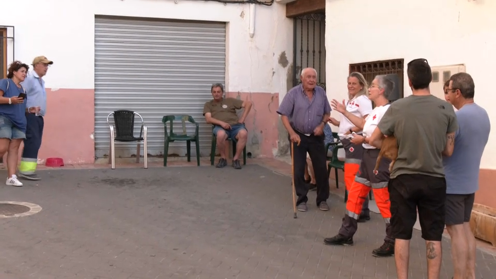 Comuniquen al veïnat de Penàguila que encara no pot tornar a casa per l'incendi