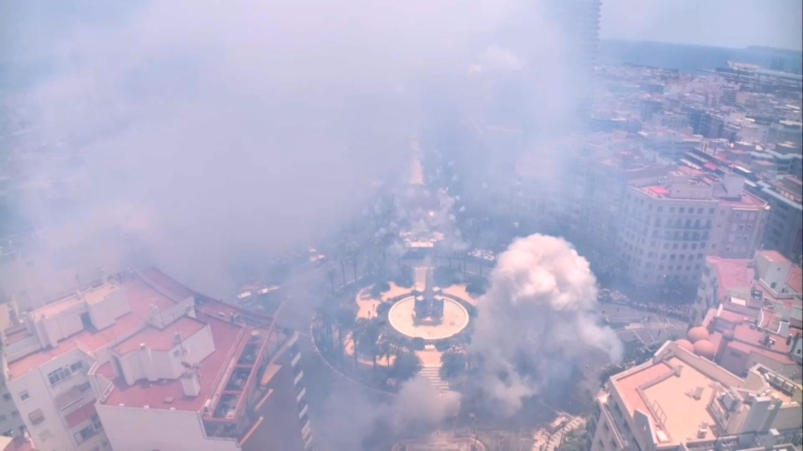 Plaça dels Estels d'Alacant, durant la mascletà