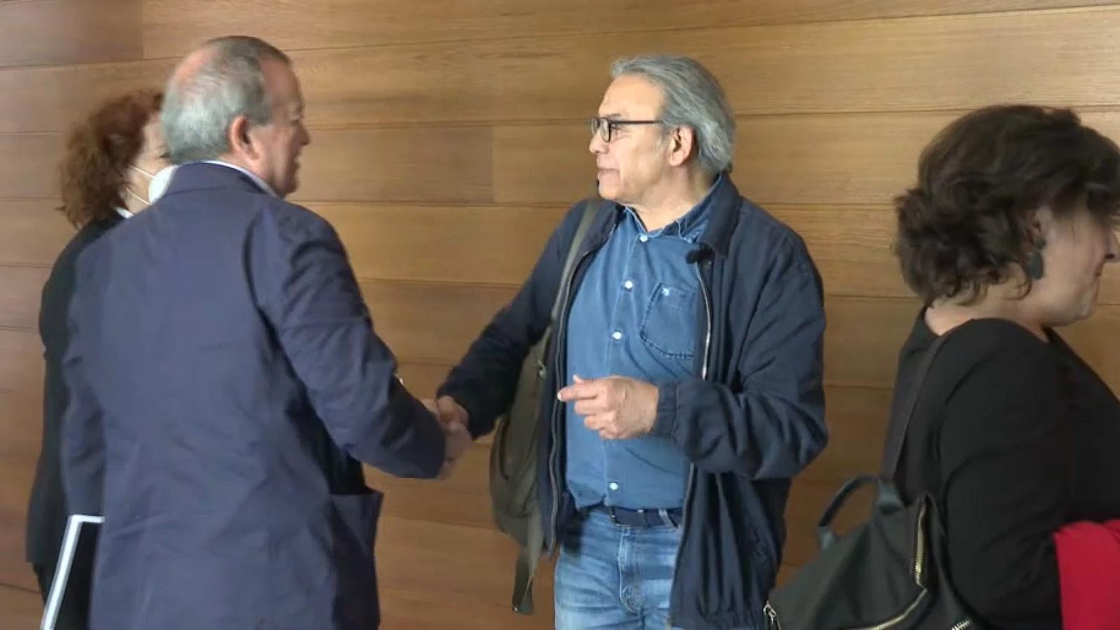 El ja exsíndic Manolo Mata, en el centre de la imatge, s'ha acomiadat aquest divendres dels seus companys d'hemicicle i del personal de les Corts