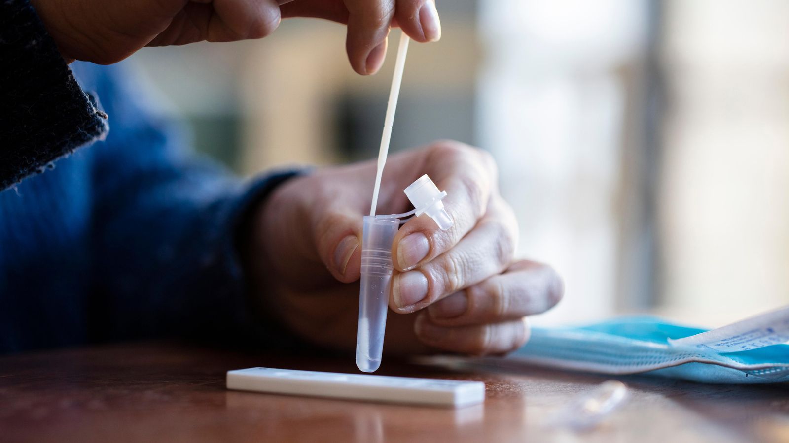 Test d'antígens per detectar la covid-19 fet a casa Test d'antígens per detectar Covid-19 fet a casa
