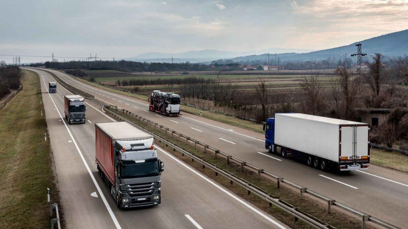 Imatge d'arxiu de camions en carretera