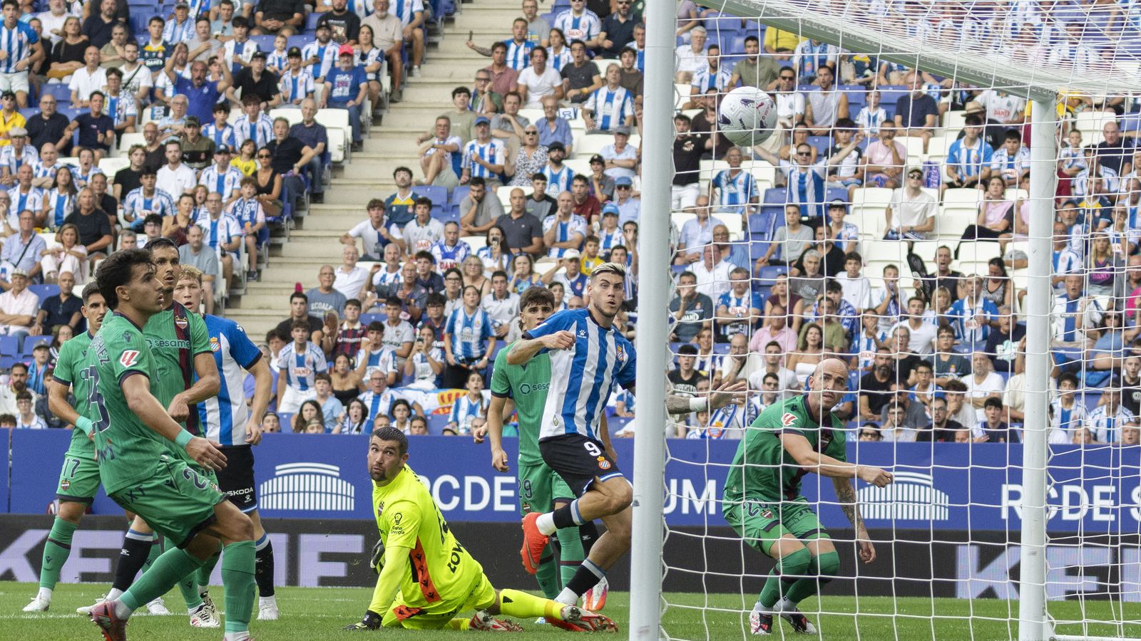 L'Espanyol s'ha avançat en el minut 4 amb un gol de Roberto Fernández