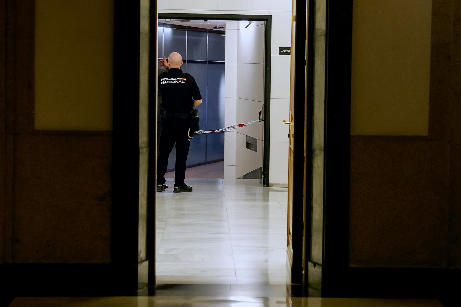 Agents de la Policia Nacional inspeccionen un dels banys del Congrés on s'ha detectat l'esprai tòxic