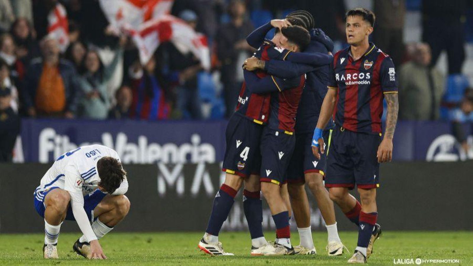 Els jugadors del Llevant celebren el triomf