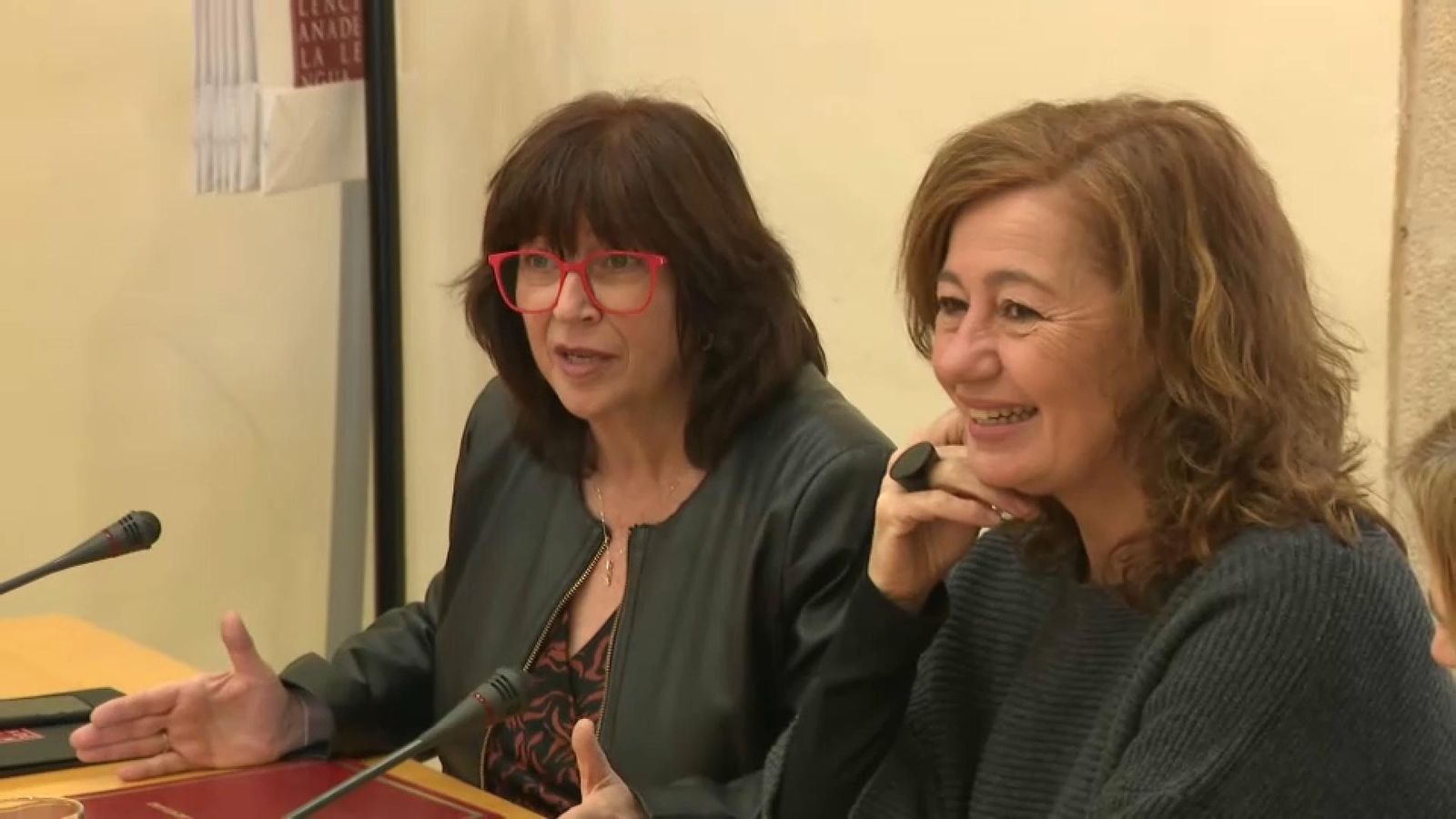 D'esquerra a dreta, la presidenta de l'AVL Verònica Cantó i la del Congrés, Francine Armengol