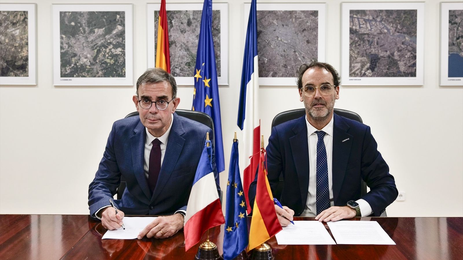 François Jacq y Ezequiel Sánchez durant la signatura de l'acuerd