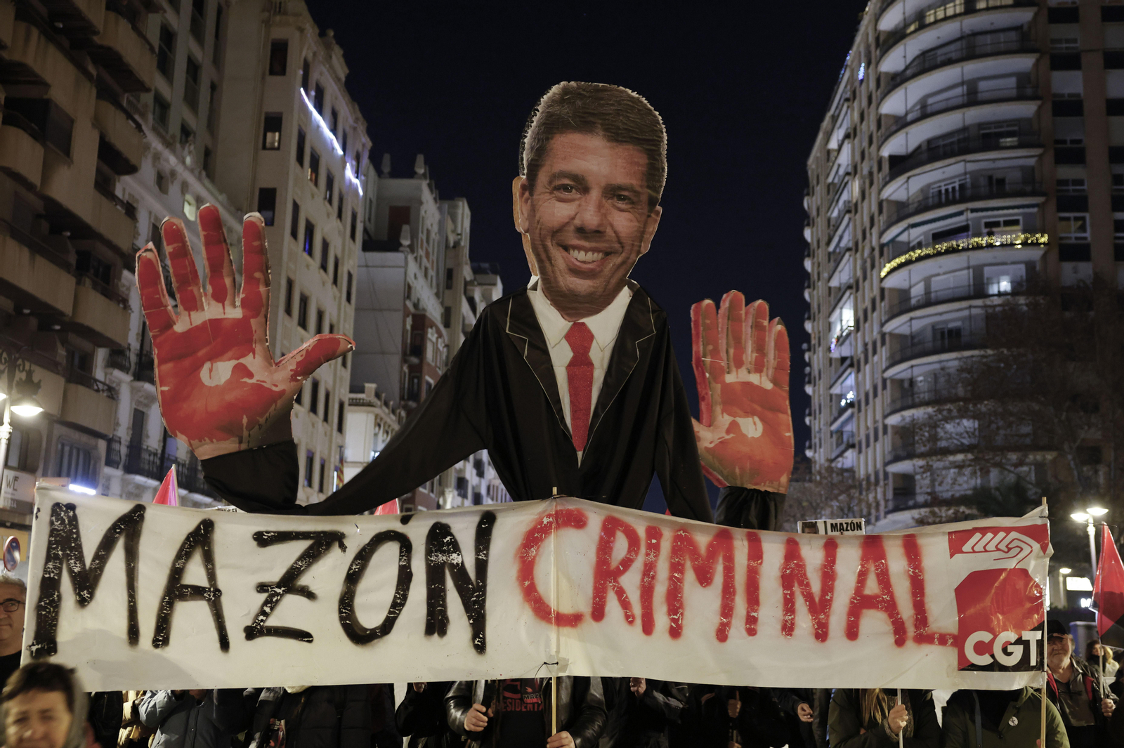 Pancarta amb Mazón i unes mans tacades de sang