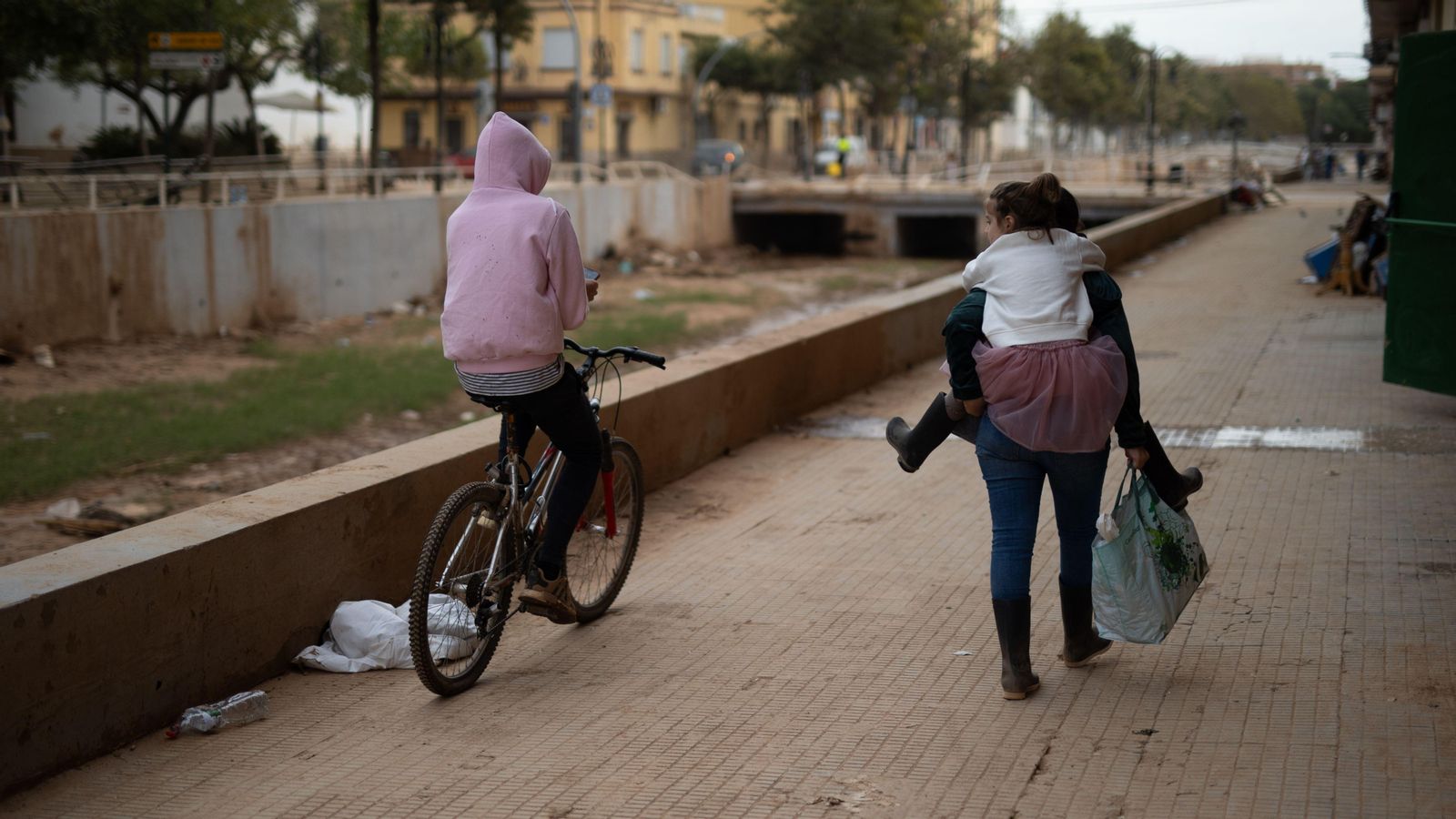 Xiquetes passejant per un carrer d'Aldaia