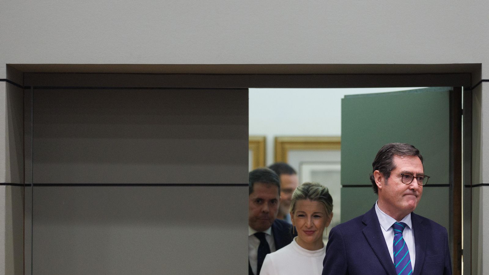 El cap de la patronal espanyola, Antonio Garamendi, i la ministra de Treball, Yolanda Díaz, durant una de les reunions per a la reducció de la jornada El cap de la patronal espanyola Antonio Garamendi i la ministra de Treball Yolanda Díaz durant en de les reunions per a la reducció de la jornada