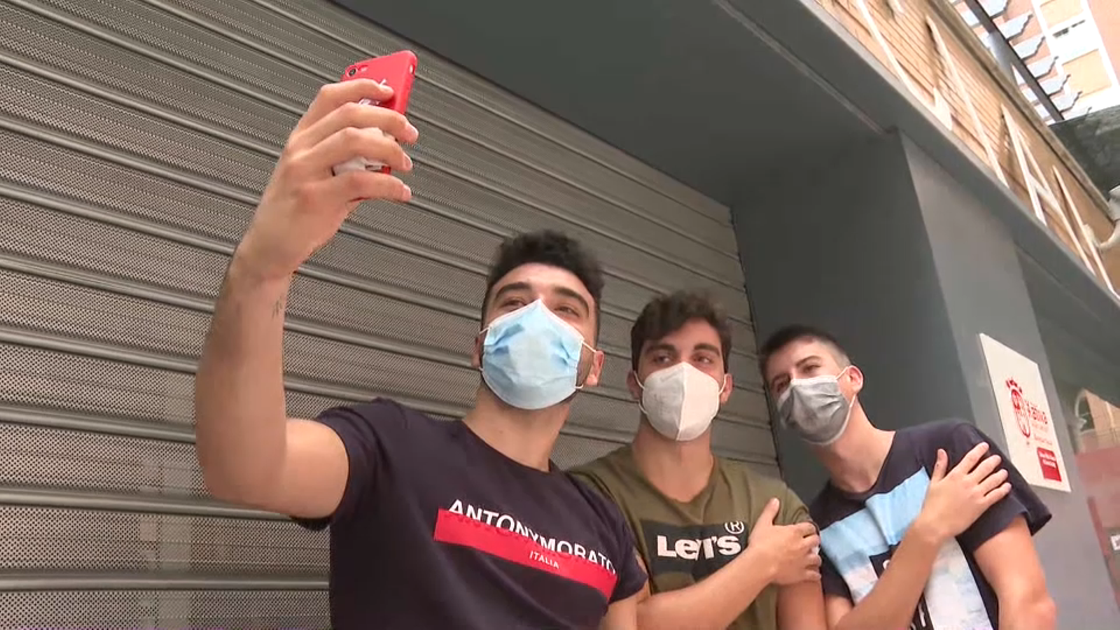 Joves després de vacunar-se