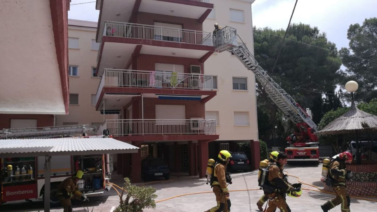 Dues dones s'han quedat aïllades en el balcó d'un pis a les Rotes, a Dénia, a causa d'un incendi