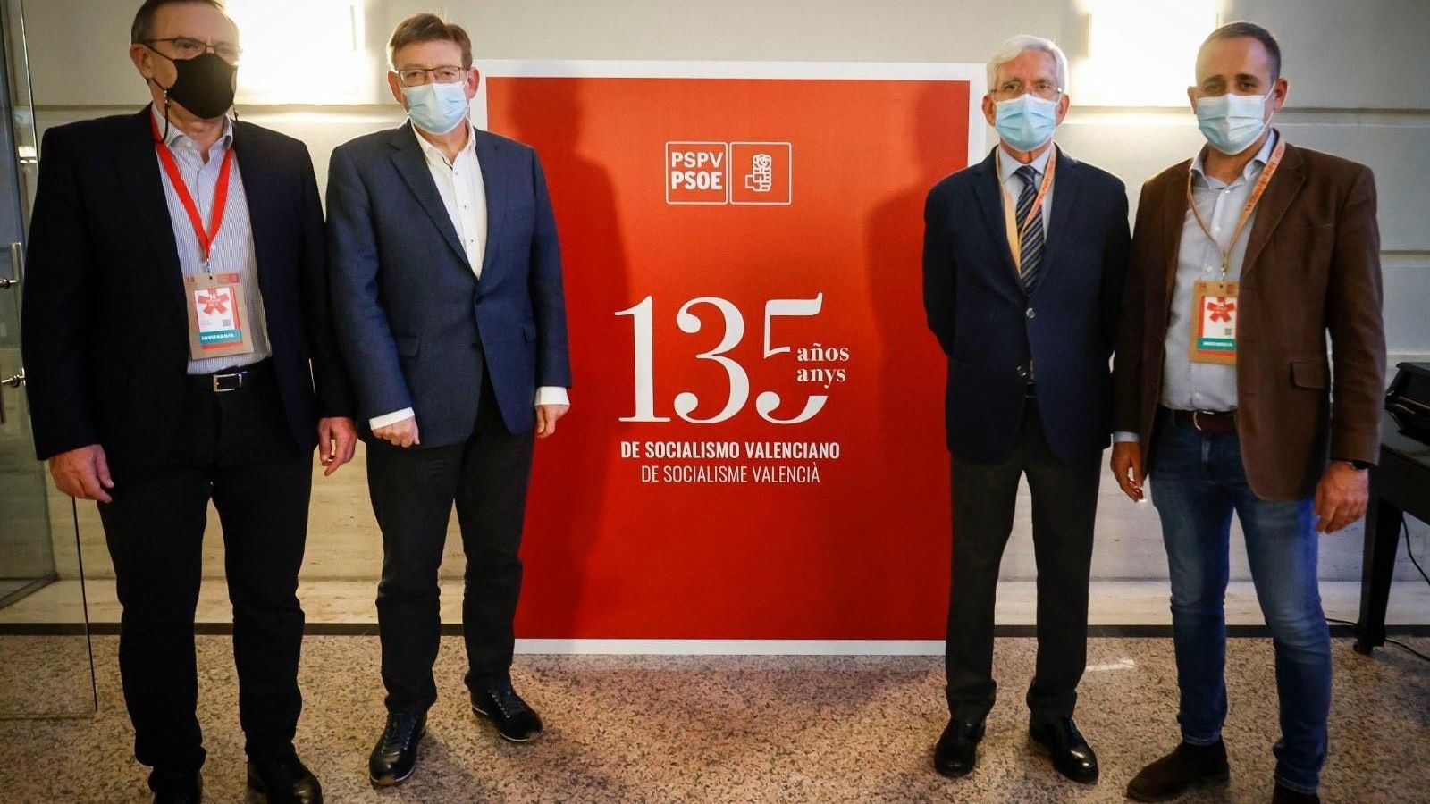 El president de la Generalitat, Ximo Puig, juntament amb Joan Ignasi Pla, Joan Lerma i Jorge Alarte, en el XIV Congrés del partit