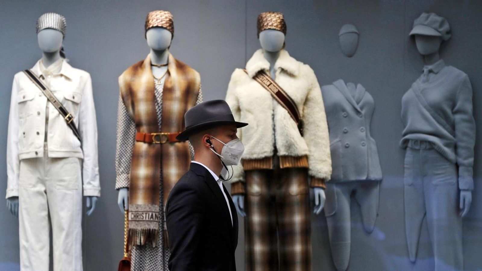 Un home passa davant d'un comerç a Praga, República Txeca