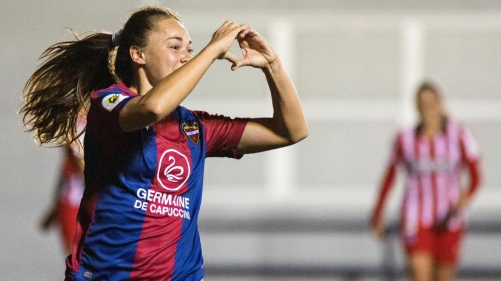 La jugadora del Llevant, Estefanía Banini, celebra el primer gol del partit