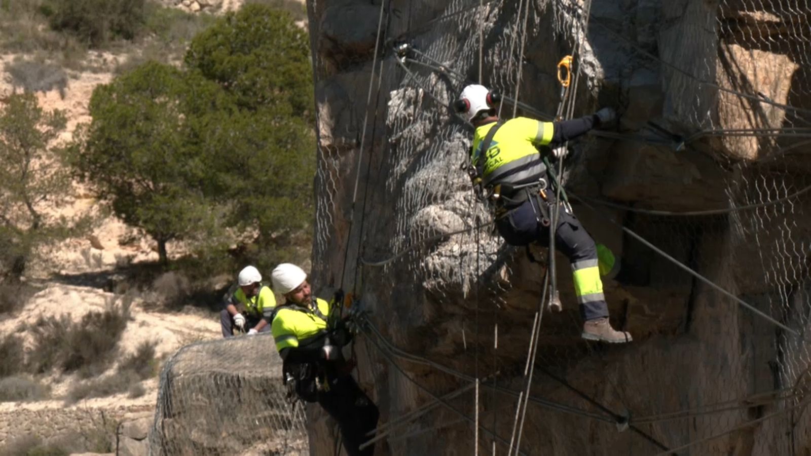 Comencen els treballs a trenta metres d’altura per a reobrir el paratge del Salt de Xixona