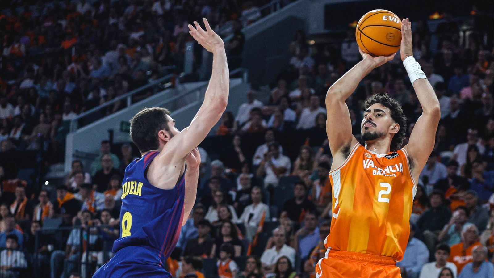 Darío Brizuela i Josep Puerto, en un partit de la final de l'ACB