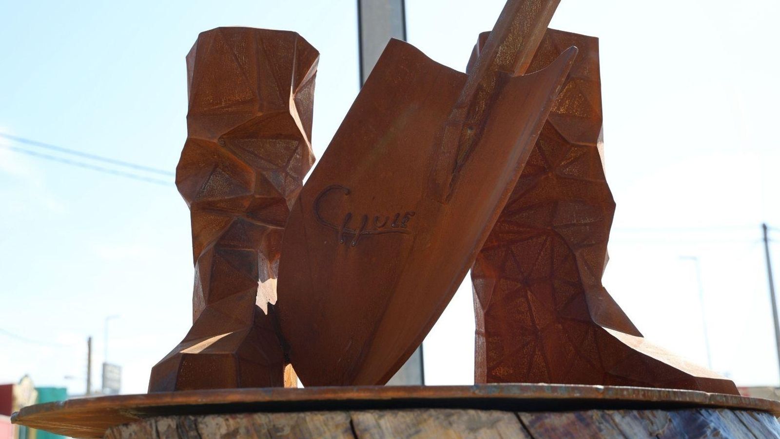 Estatua a Cullera en homenatge als voluntaris de la dana