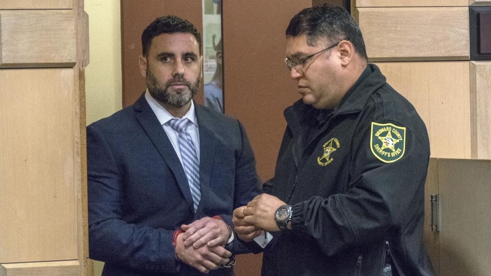Un agent lleva les esposes a Pablo Ibar en el jutjat aquest dimecres