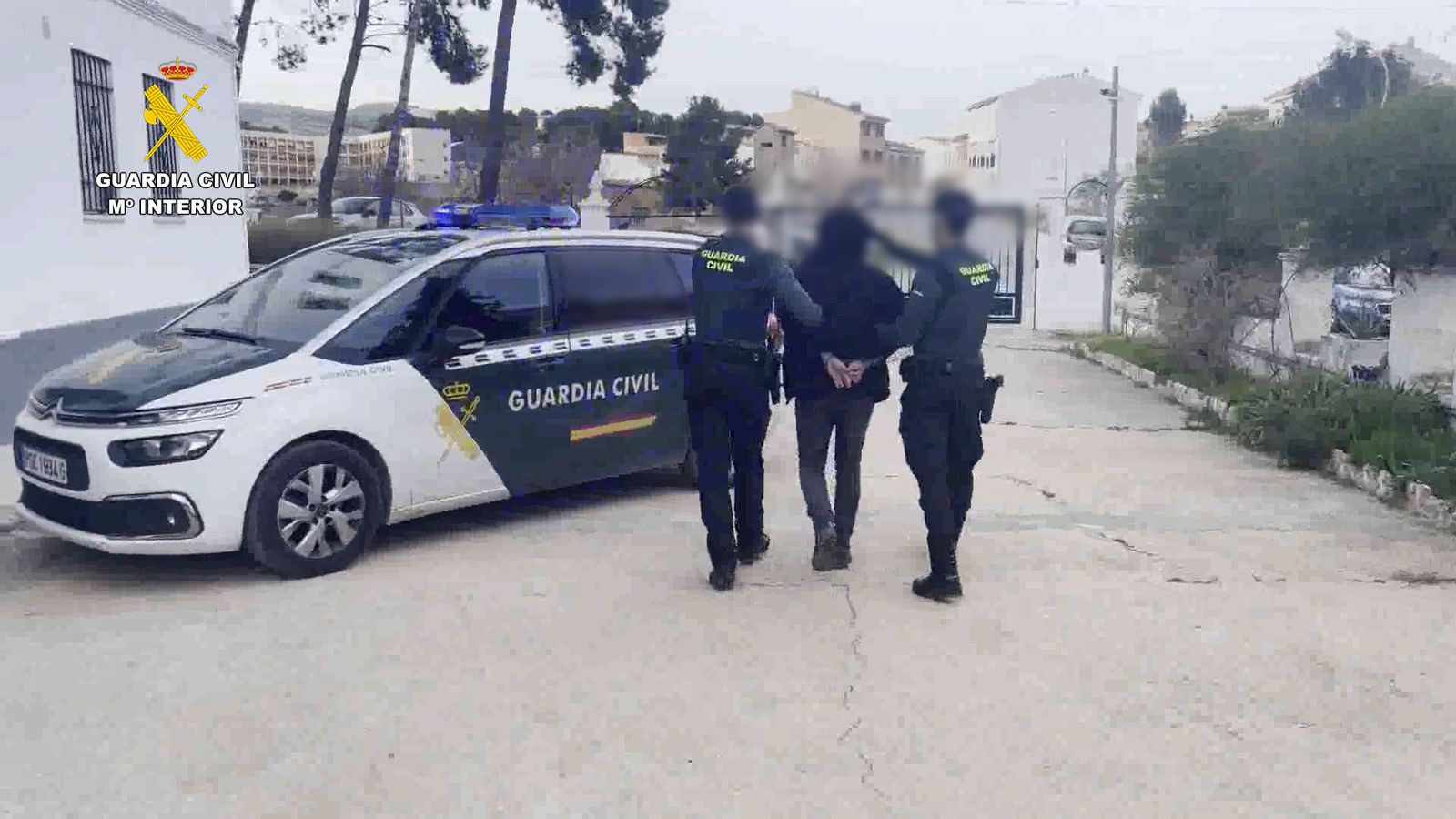 Els agents de la Guàrdia Civil amb el detingut