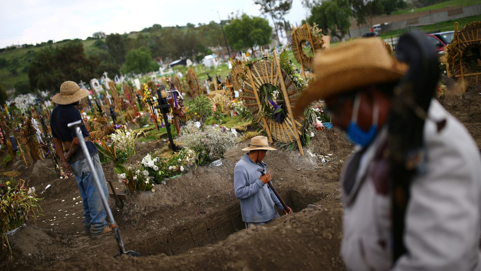 Treballadors al cementeri de Xico
