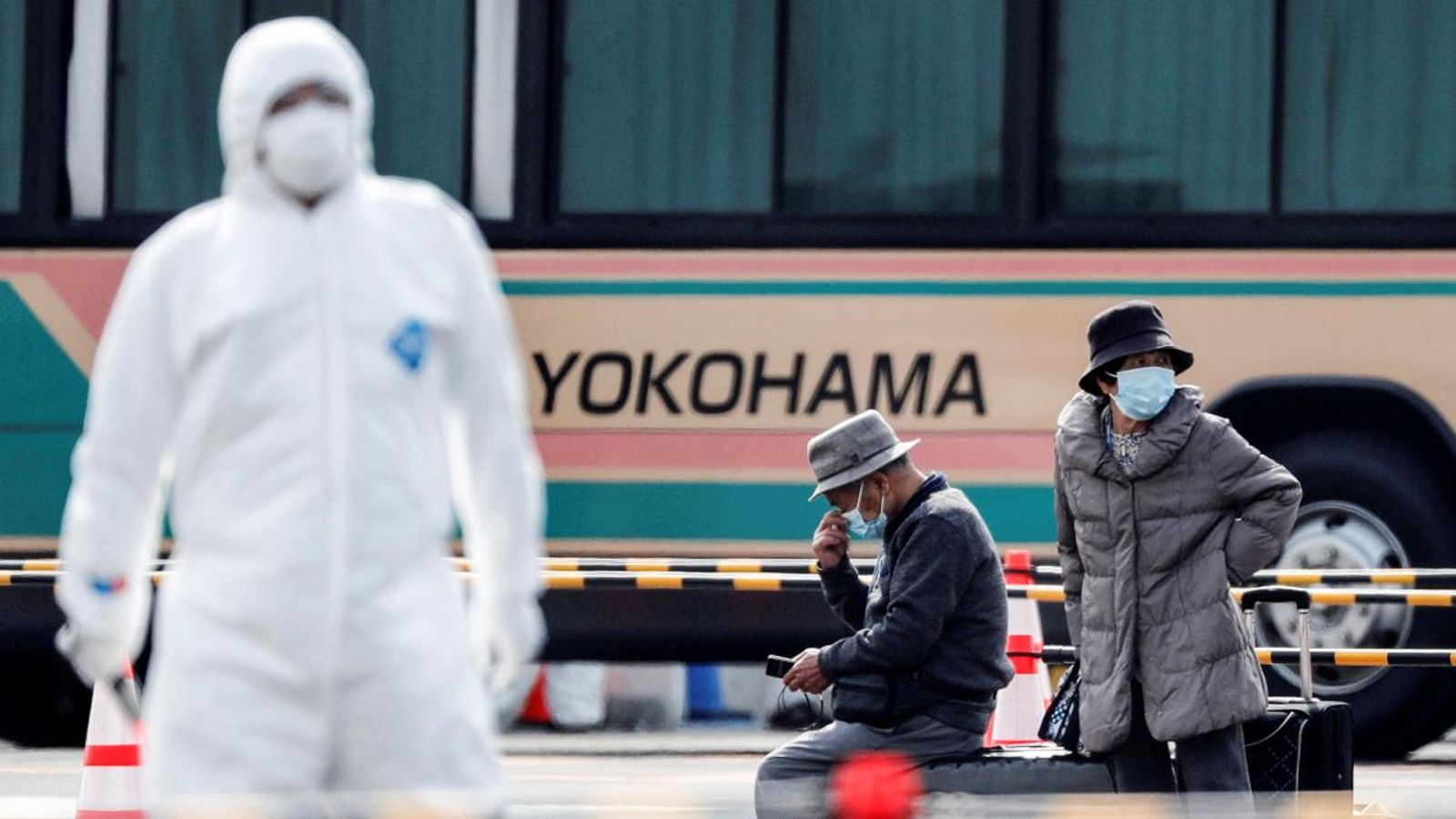 Passatgers del Diamond Princess abandonen l’embarcació al port de Yokohama, al sud de Tòquio, el 20 de febrer de 2020