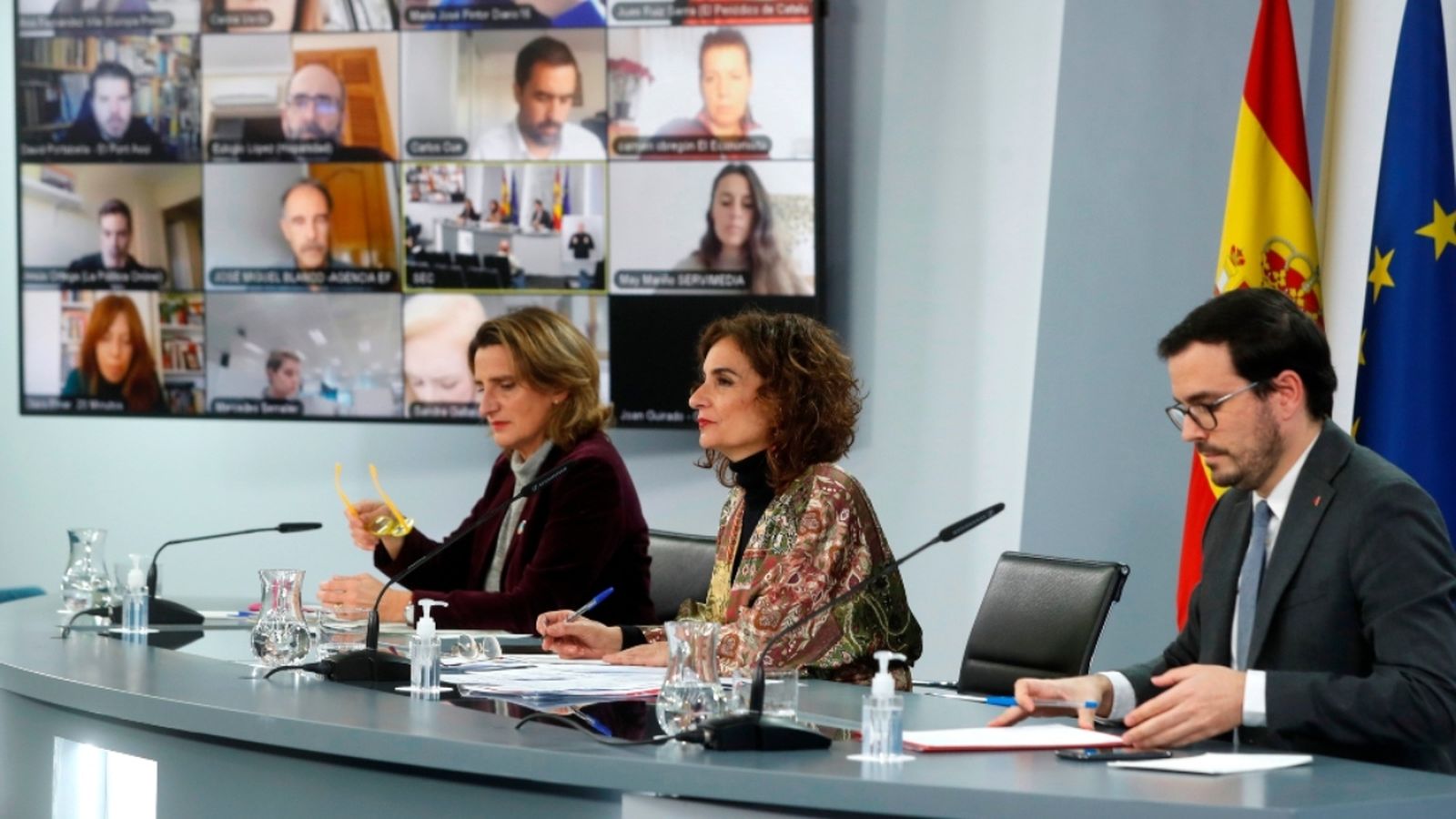 La ministra per a la Transició Ecològica, Teresa Ribera; la portaveu del Govern i ministra d'Hisenda, María Jesús Montero (C), i el ministre de Consum, Alberto Garzón, durant la roda de premsa posterior al Consell de Ministres, aquest dimarts.