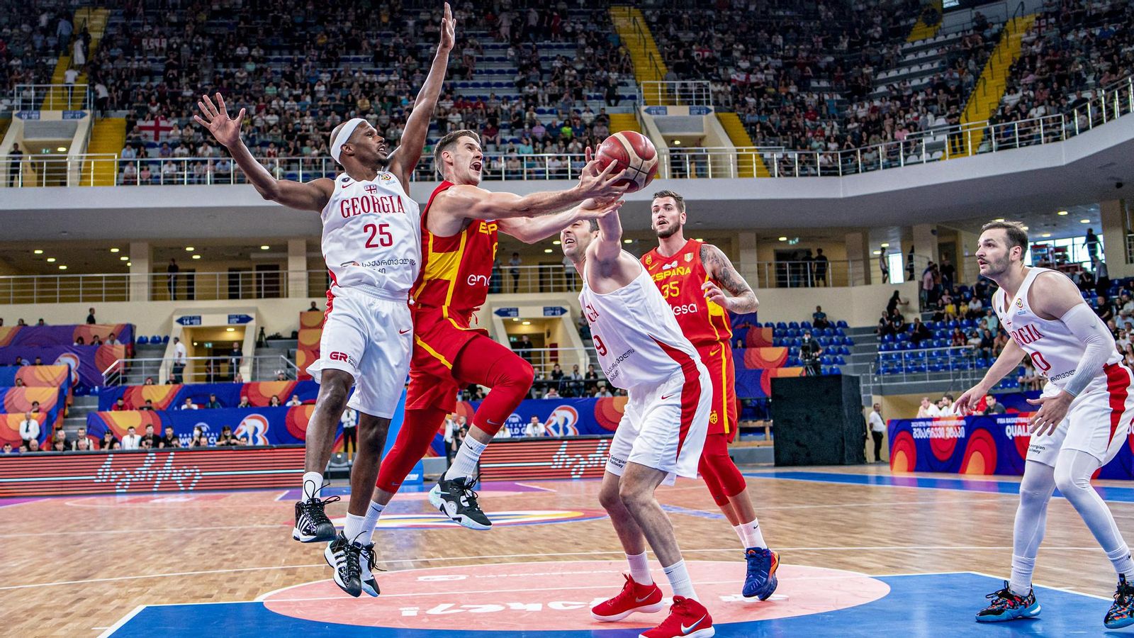 Xabi López-Arostegui fa una internada a cistella