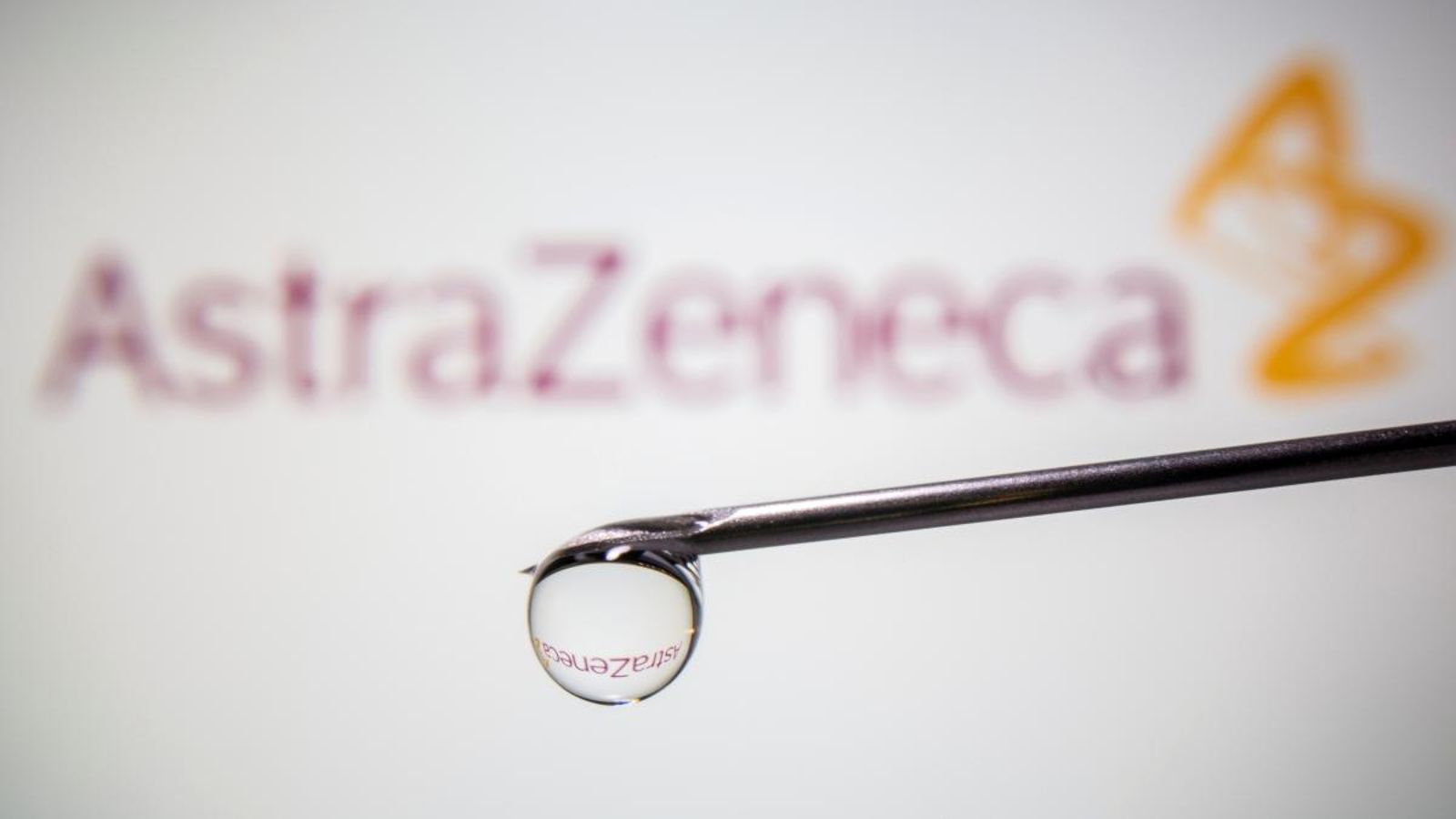 L'EMA decideix si aprova la vacuna d'AstraZeneca enmig de fortes tensions entre Brussel·les i la farmacèutica
